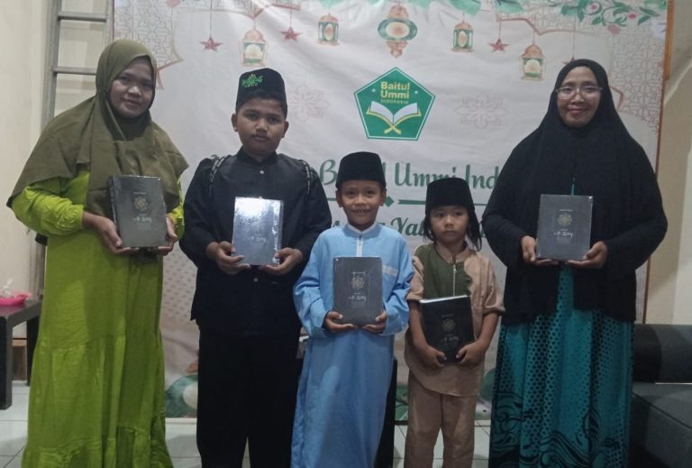 BUNDA TARI MEWAKAFKAN  AL-QUR’AN DI BAITUL UMMI